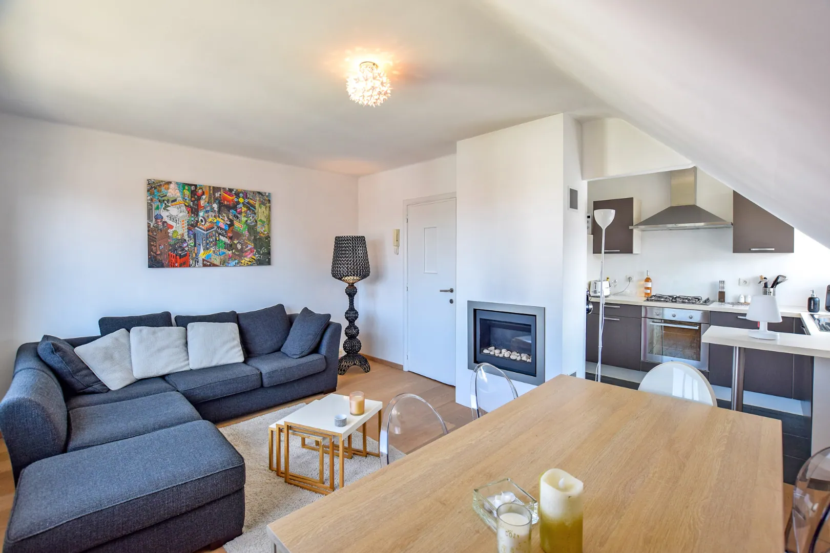 Instapklaar 2-slaapkamerappartement (61 m²) gelegen vlakbij de winkelstraat en op 500m van de zeedijk te Sint-Idesbald. 