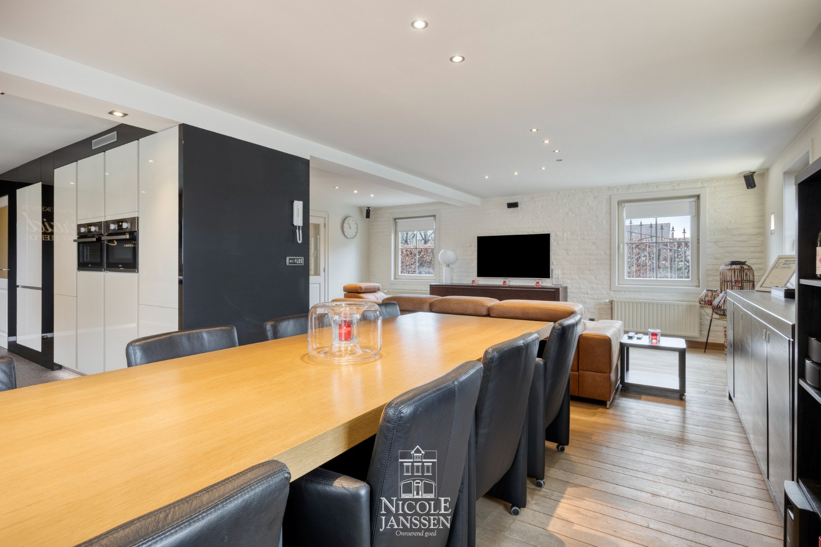 Aansluitend de eetkamer