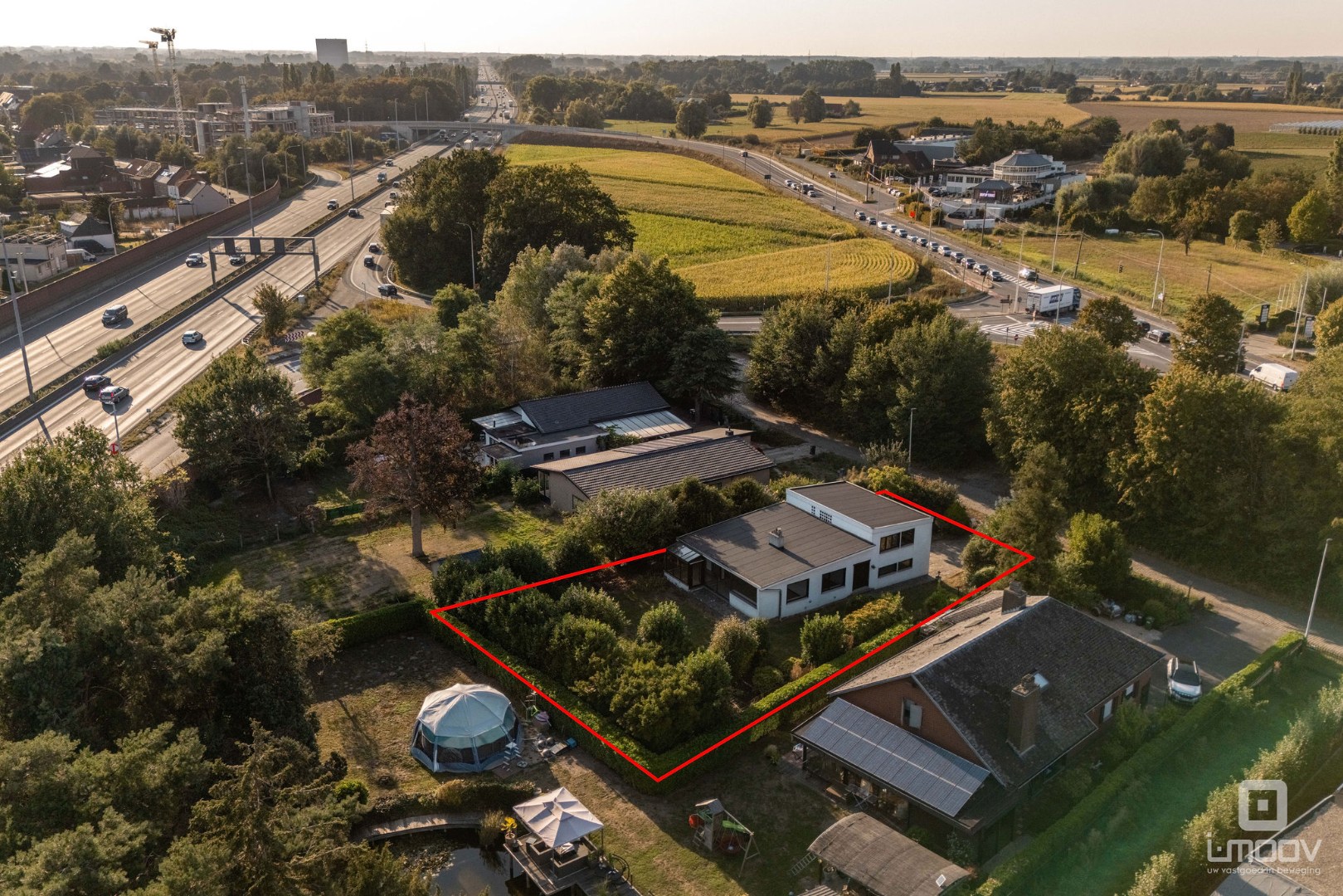 Te renoveren woning met 4 slaapkamers en dubbele garage 
