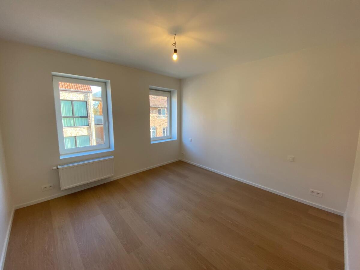 Volledig gerenoveerde woning met zonnige tuin, pal in het centrum van Merkem 