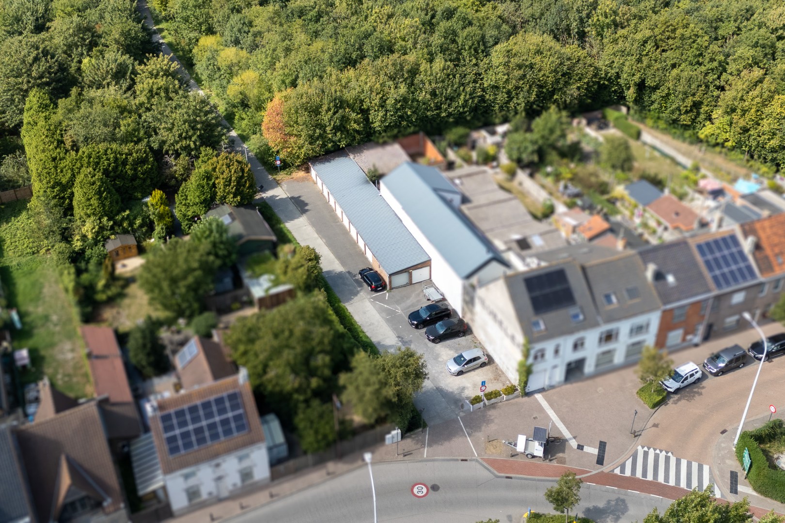 11 garageboxen als geheel te koop in centrum Zandvoorde 