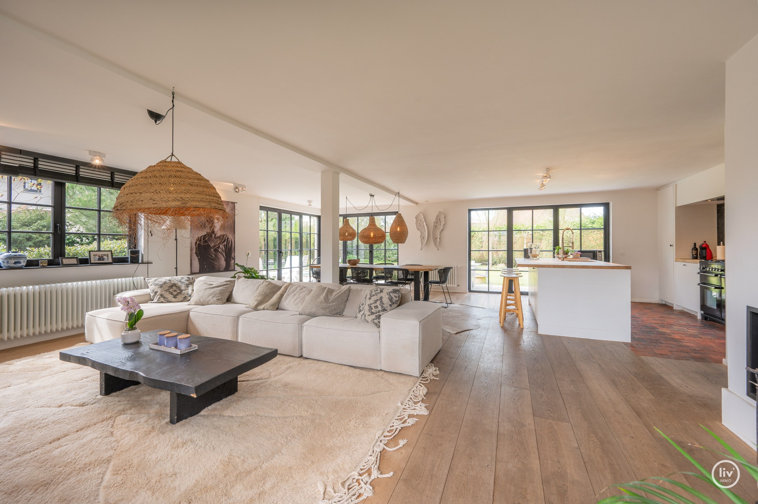 Prachtige vrijstaande villa rustig gelegen te Monikkendreef op een mooi perceel van 1000m2. 