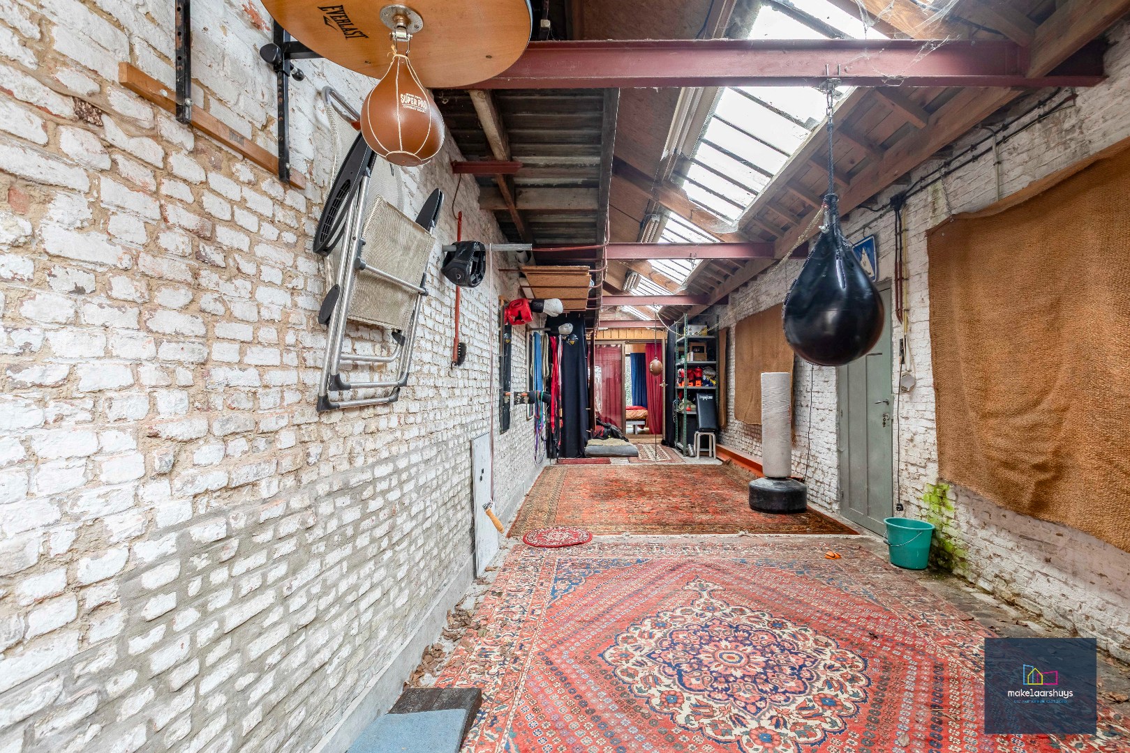 Woning met 3 slaapkamers en verrassende tuin met bijgebouwen 