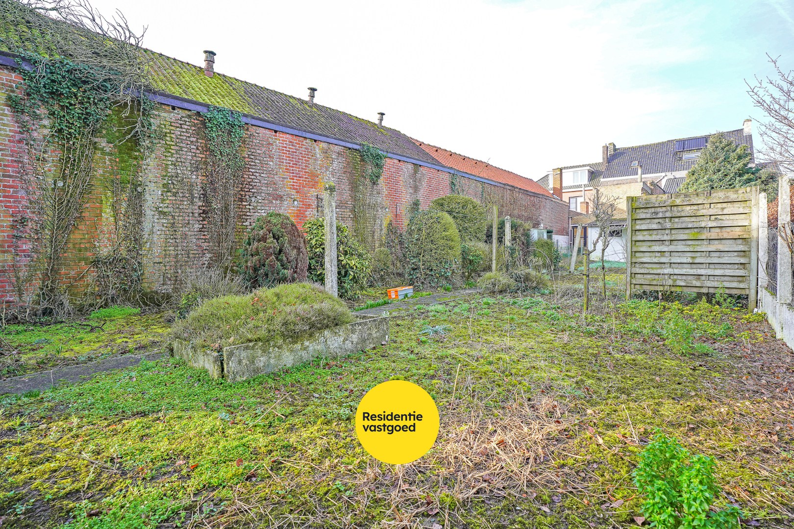 Renovatiewoning met 5 slaapkamers en zonnige tuin in het centrum van Woumen (Diksmuide) 