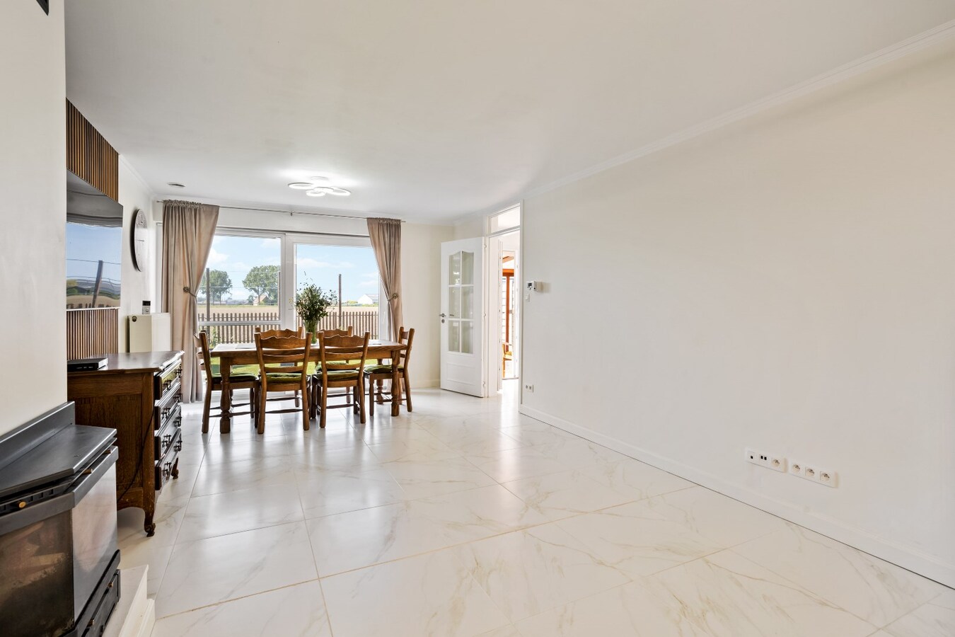 Prachtig gelegen halfopen woning met garage en prachtige landelijke verzichten. 