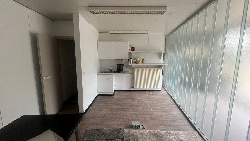 Bedrijfsgebouw met laadkades en kantoren te koop in Ronse