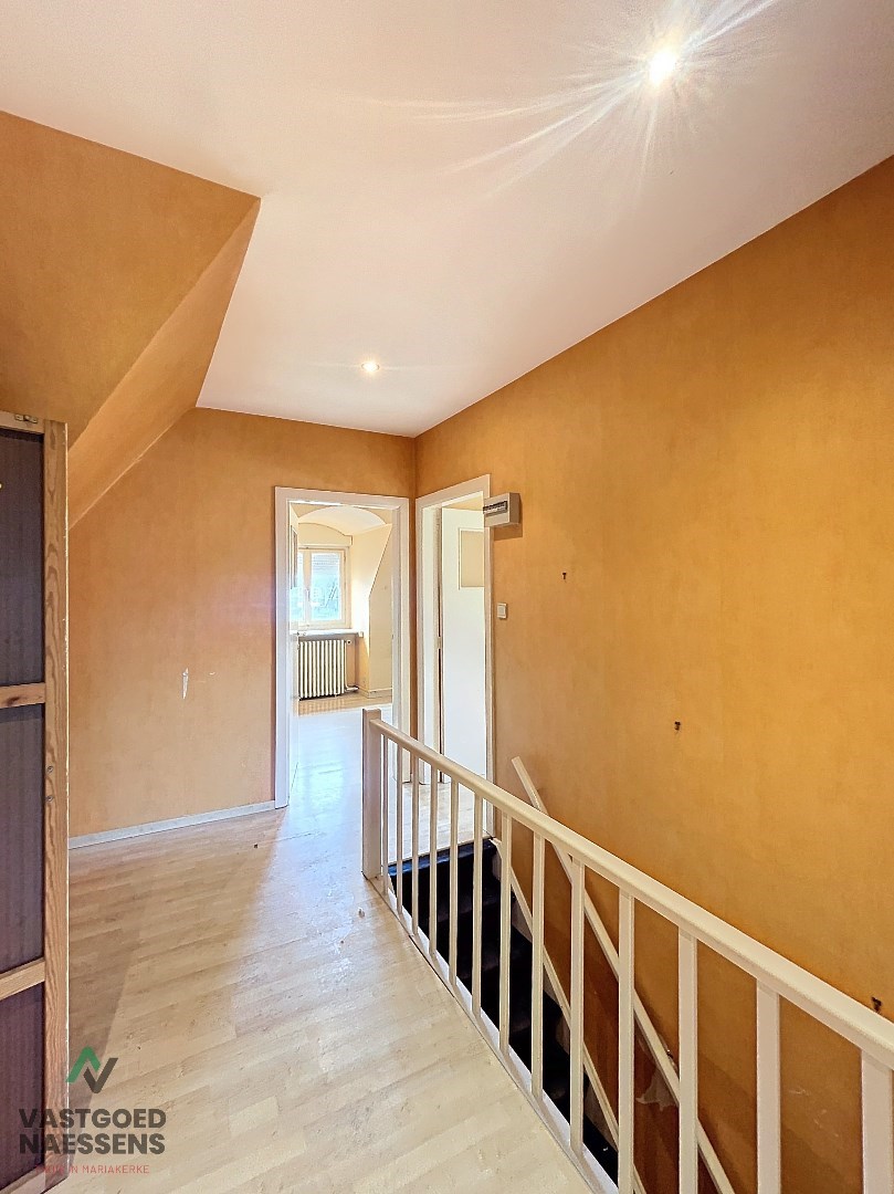 Maison d'angle avec entrepôt - garage - 5 chambres à coucher et terrasse 