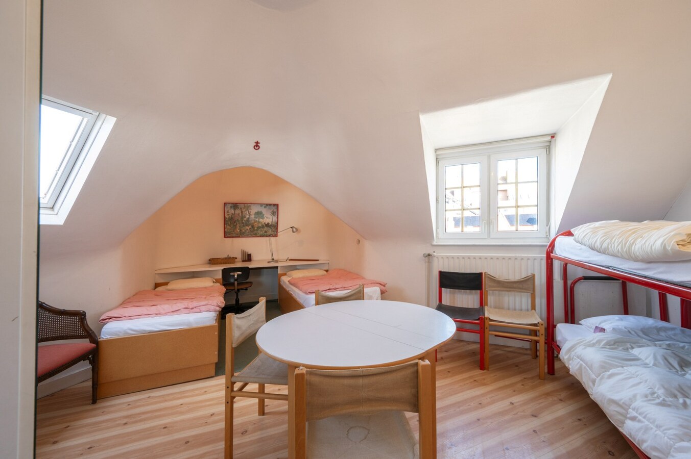 Villa in eclectische stijl met garage en staanplaatsen in het hart van Duinbergen 