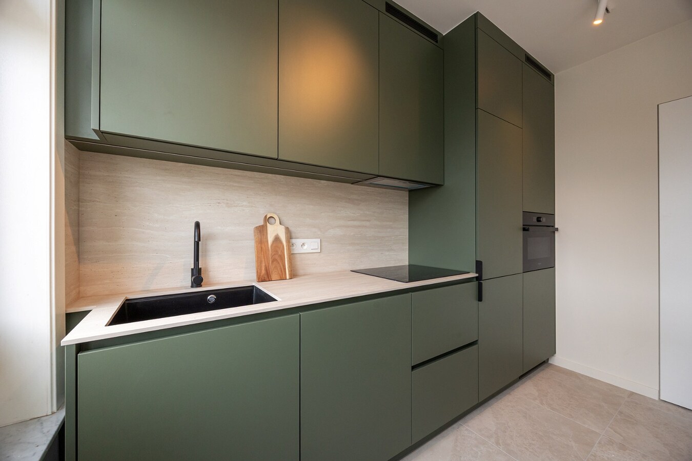 Gerenoveerd appt. met 2 slpk en terras te Wilrijk! 