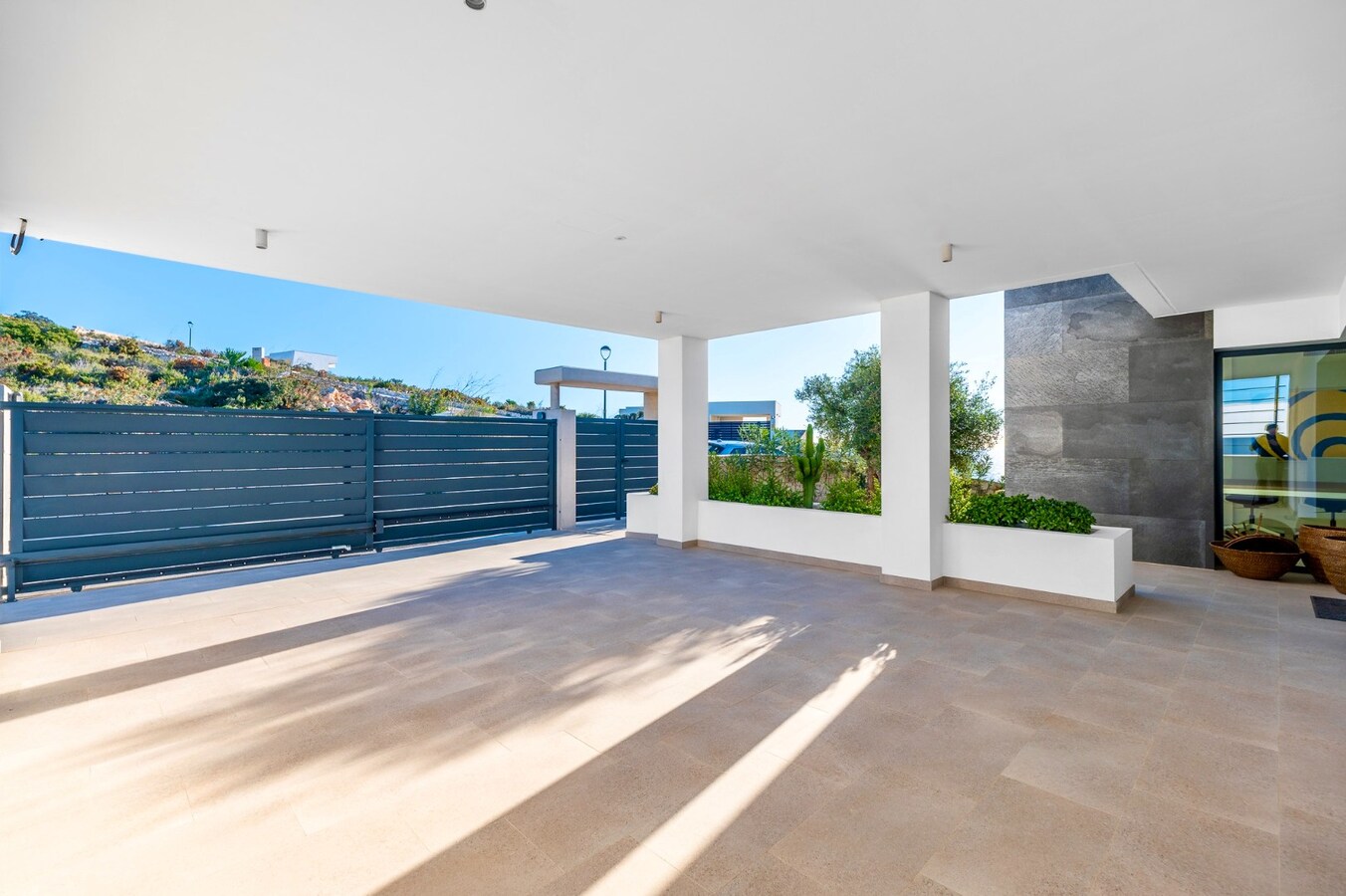 Een uitzonderlijke villa waar luxe, licht en panoramische waterzichten samenkomen. 