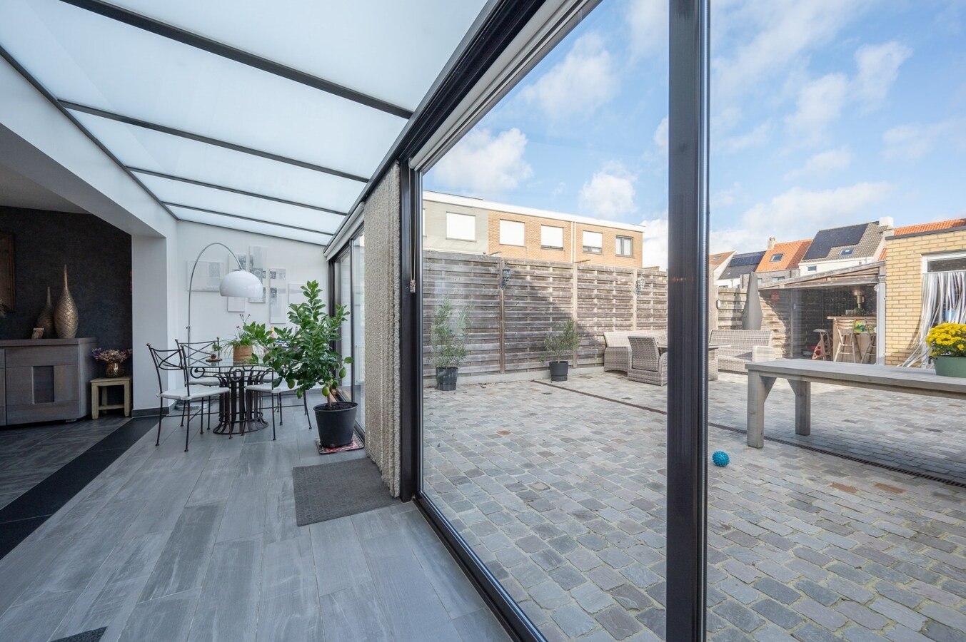 Rustig gelegen halfopen bebouwing met tuin en twee garages te Heist 