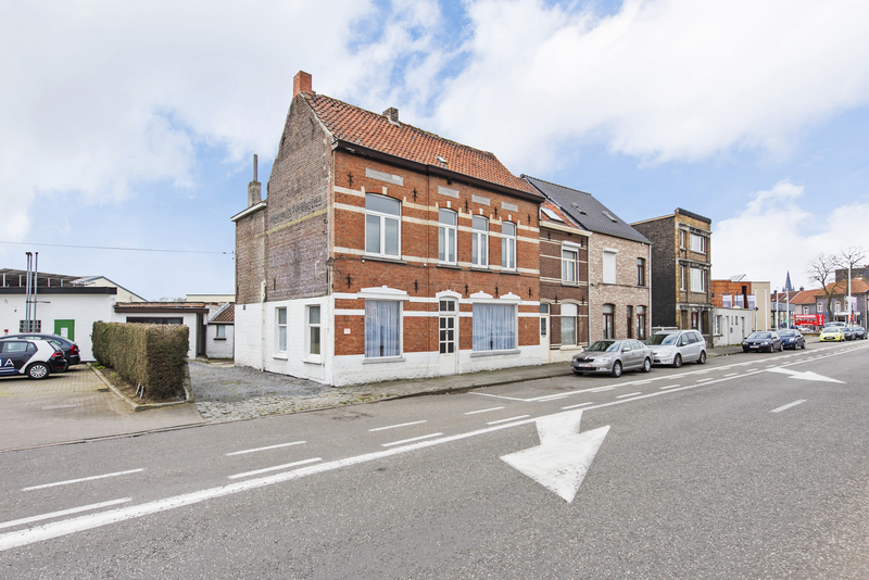 VERKOCHT!Op te frissen handelspand met woonst. 