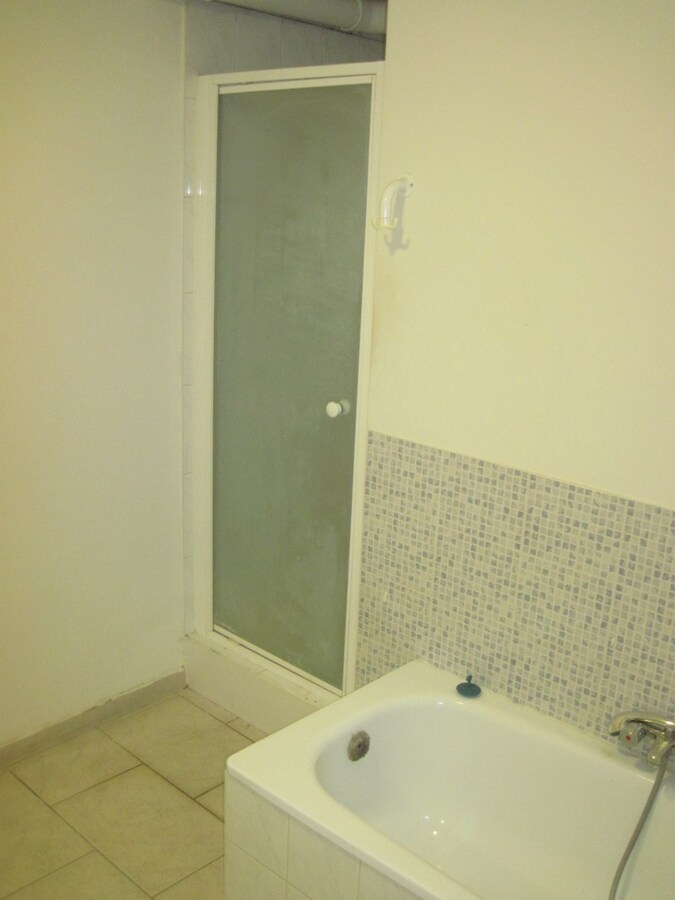 Bijzonder ruim appartement in hartje Kruishoutem. 