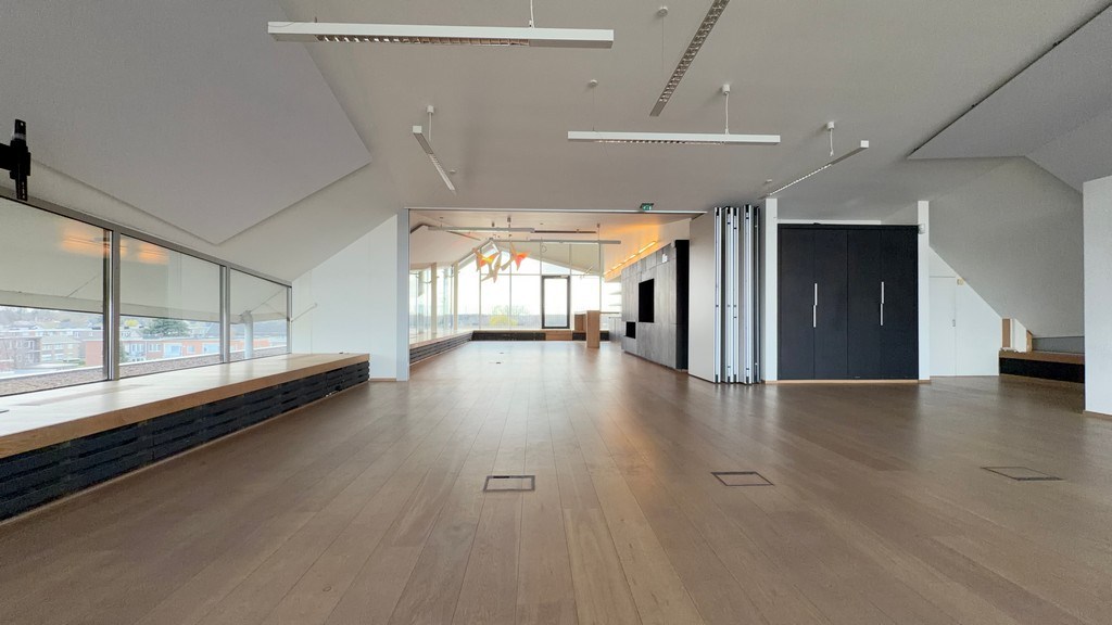 Modern kantoorgebouw te koop nabij oprit R4 te Wondelgem