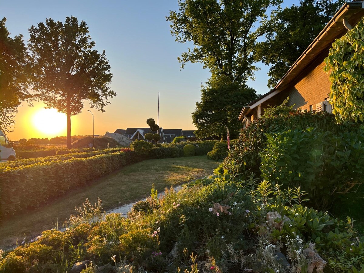 Vrijstaande levensloopbestendige semibungalow met schitterend uitzicht en royale tuin in Hoogeloon. 