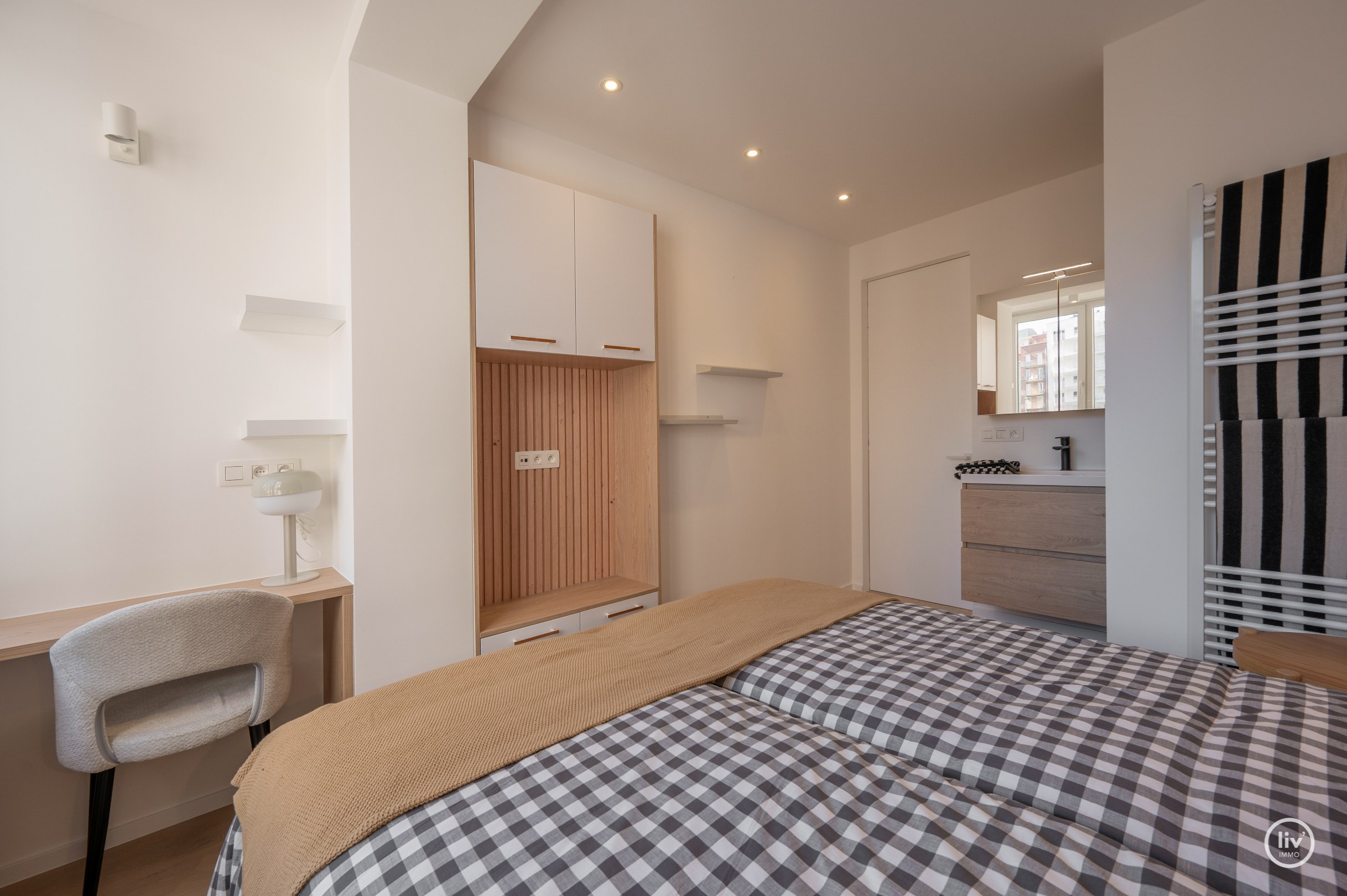 Prachtig gerenoveerd appartement nabij het Albertstrand met zijdelings zeezicht 