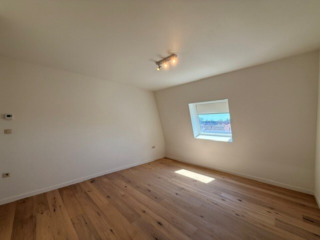 Luxe duplexappartement te huur in het hart van Maaseik, met lift, 2 slaapkamers en 2 terrassen. 
