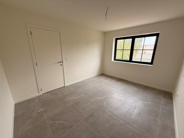 Halfopen nieuwbouwwoning met 4 slaapkamers gelegen te Opitter. 