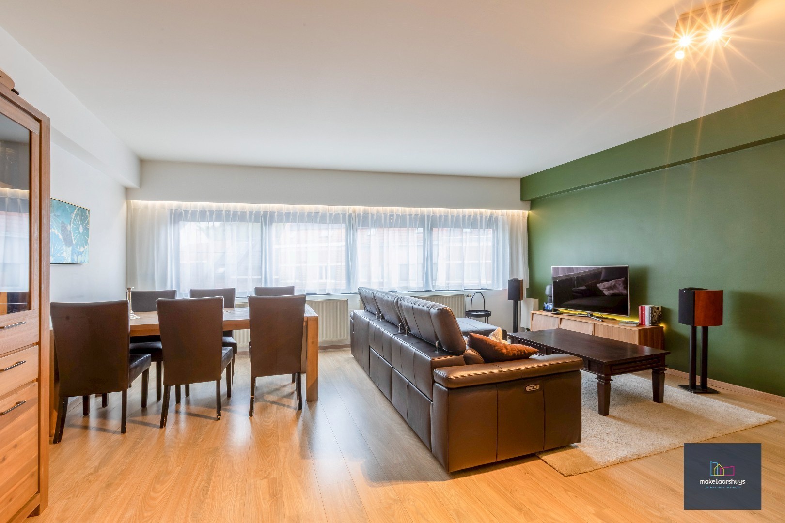 VERKOCHT !!! Heel ruime Instapklare woning in rij  met zonneterras en 2 staanplaatsen 