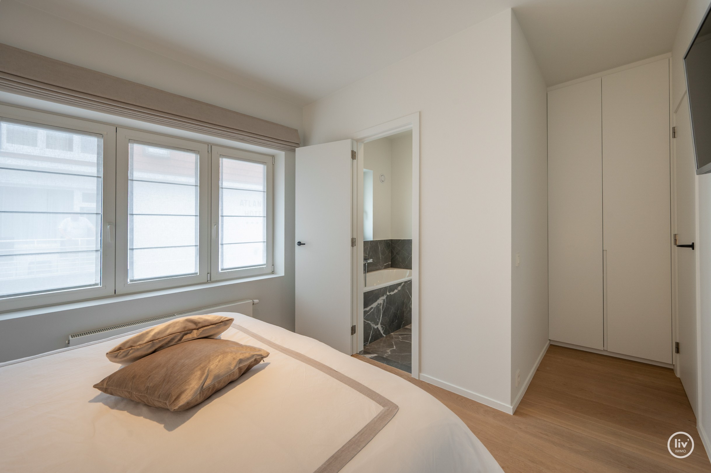 Recent gerenoveerd hoekappartement in een villaresidentie op enkele passen van de zee 