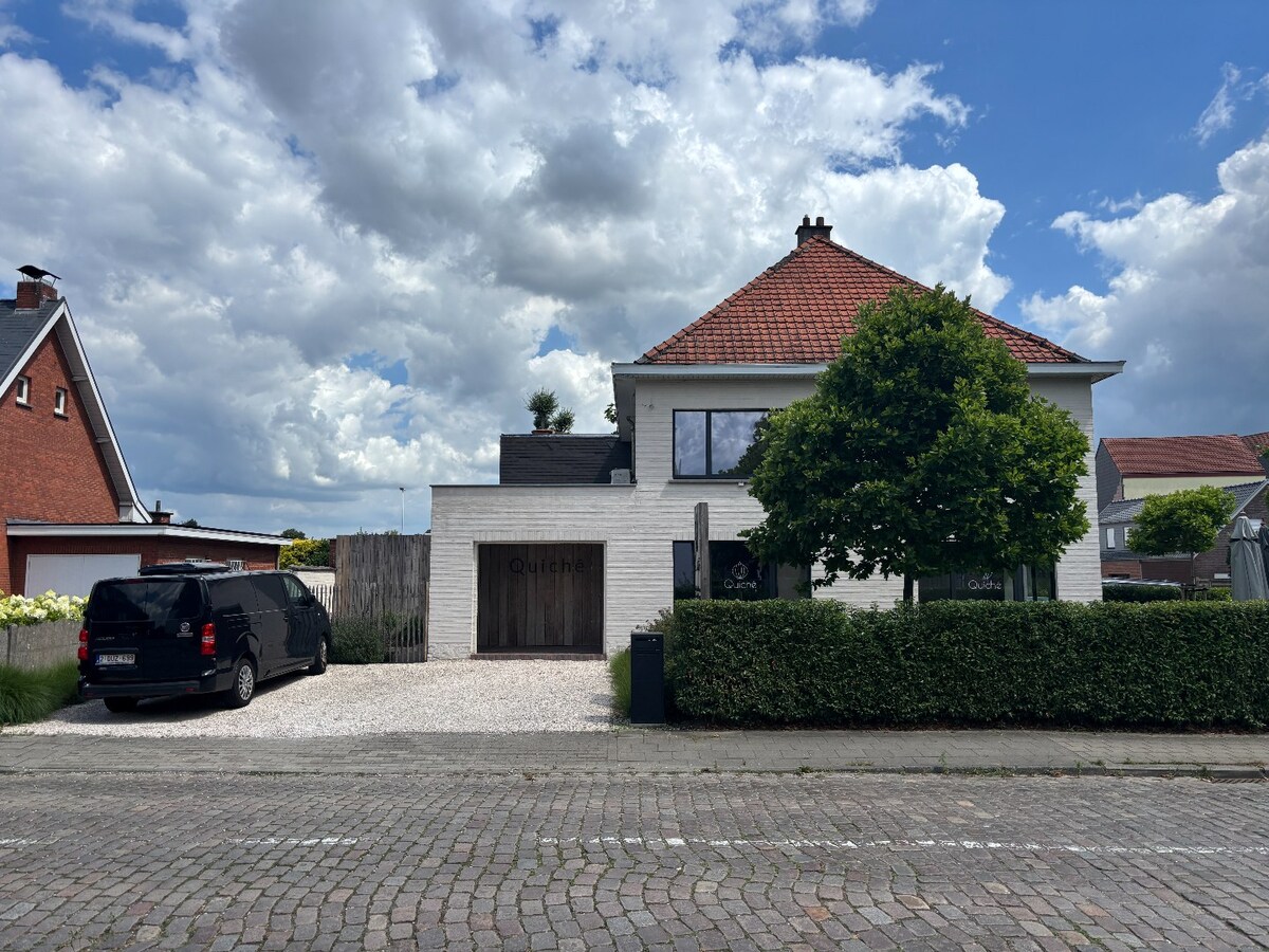 Volledig gerenoveerd en instapklaar horecapand op toplocatie in Oelegem 
