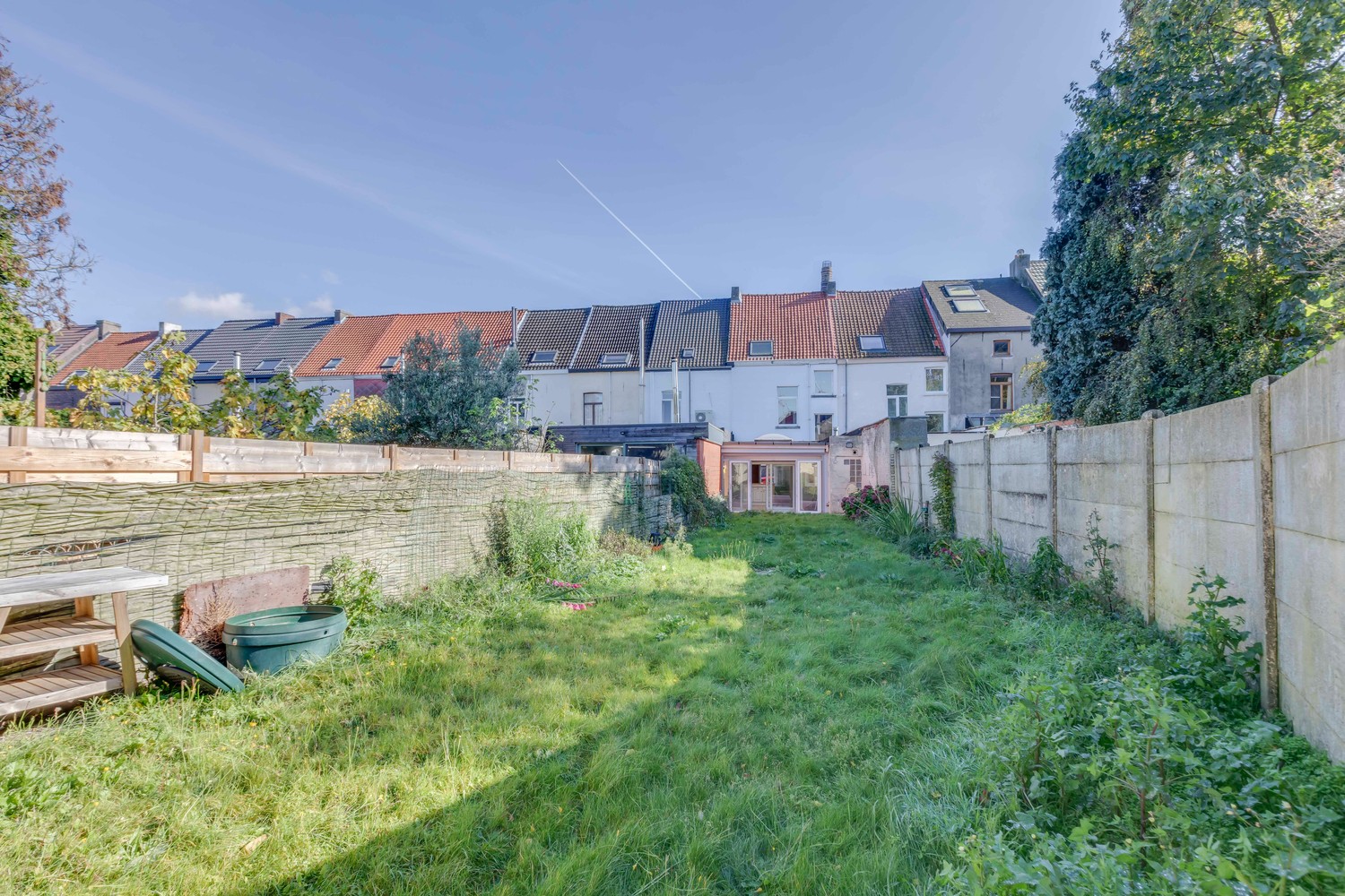 Op te frissen woning met charmante tuin! 