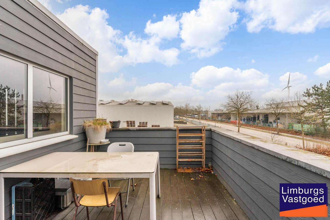 Industrieel gebouw, met woonst.1.696m², met kantoren 120m² + appartement 120m², Genk-Zuid 