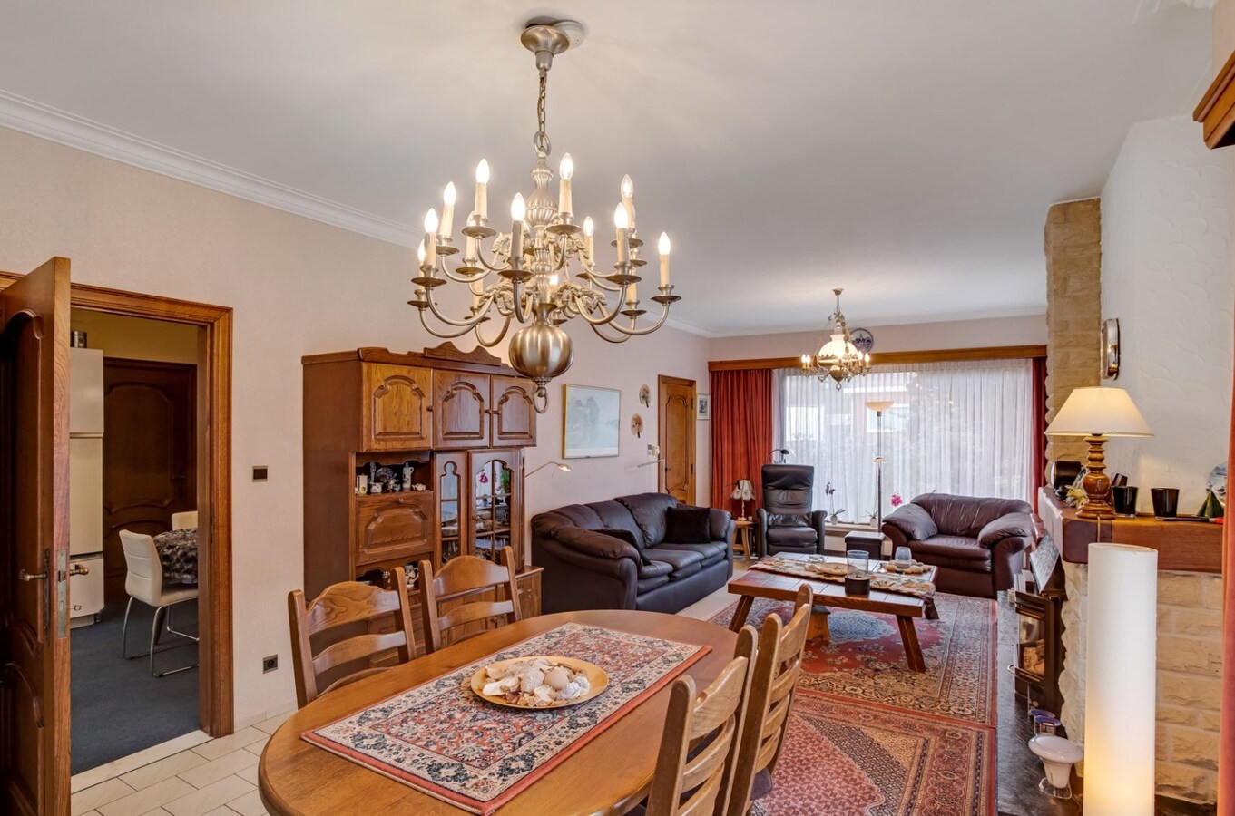 Vrijstaande woning met garage op ruim perceel in het centrum. 