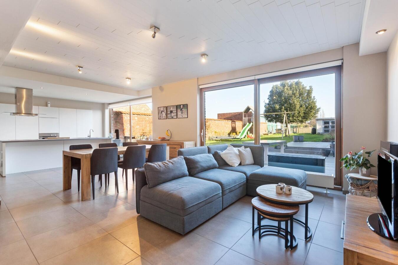 Energiezuinige woning in loftstijl met grote lichtrijke leefruimte. 