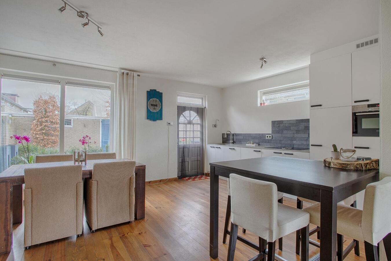 Halfvrijstaande woning met berging en vrije achterom gelegen in een rustige wijk in Bladel. 