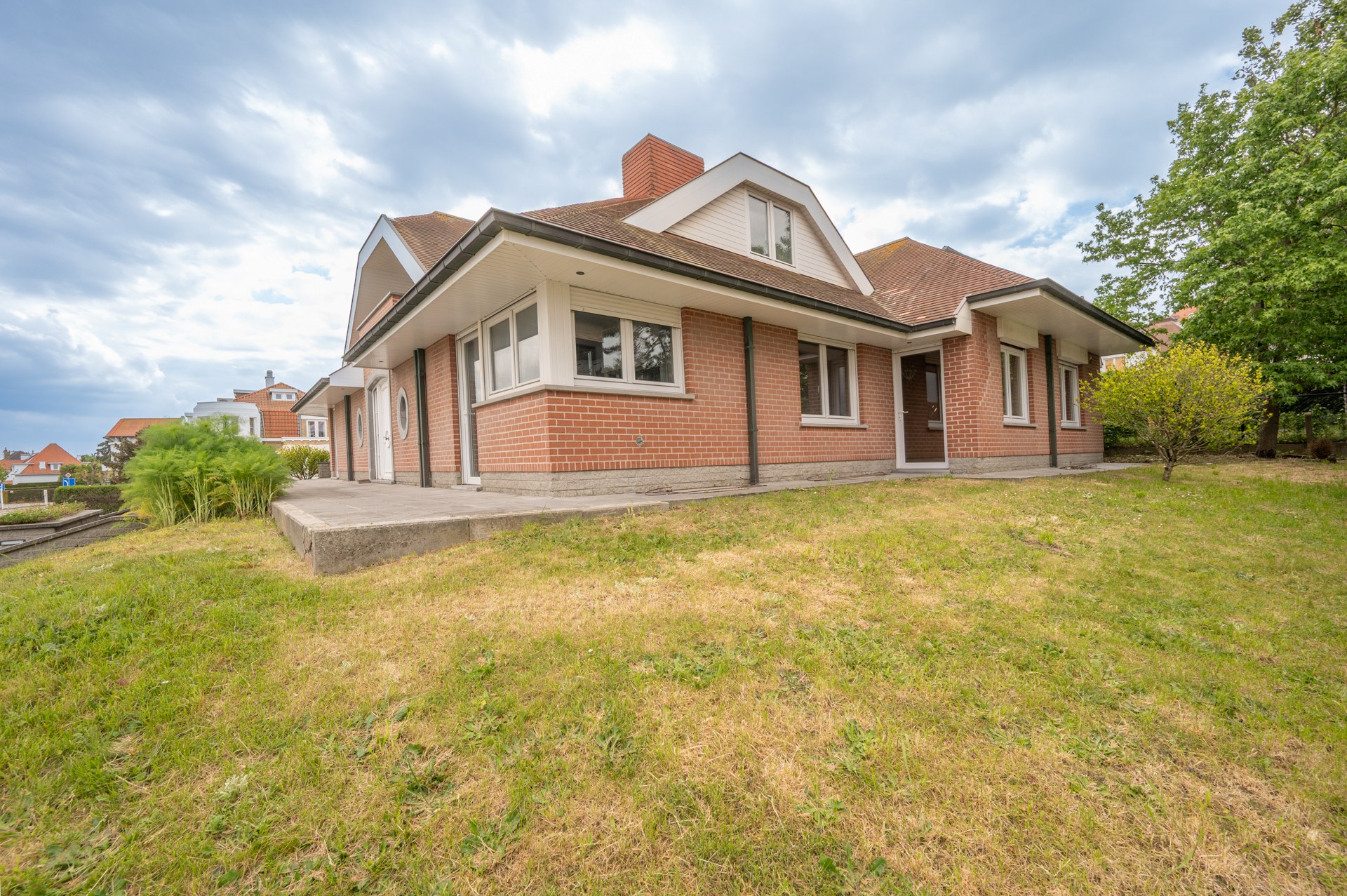 Ontdek deze karaktervolle villa, rustig gelegen in het gegeerde Duinbergen, op wandelafstand van het strand (incl. zeer ruime dubbele inpandige garage) 