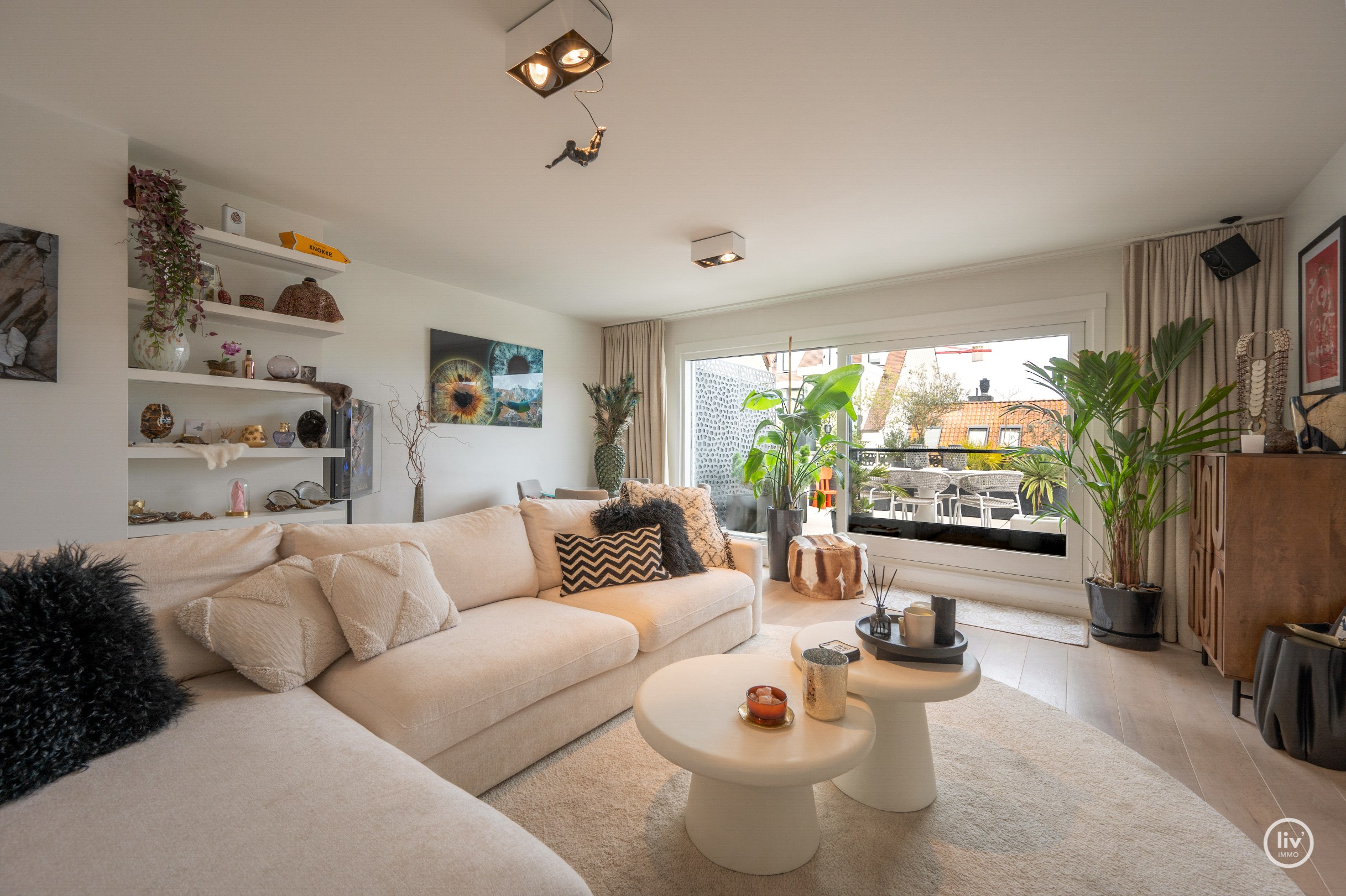 Prachtig, gerenoveerd penthouse op een topligging in de Blancgarinstraat te Knokke. 