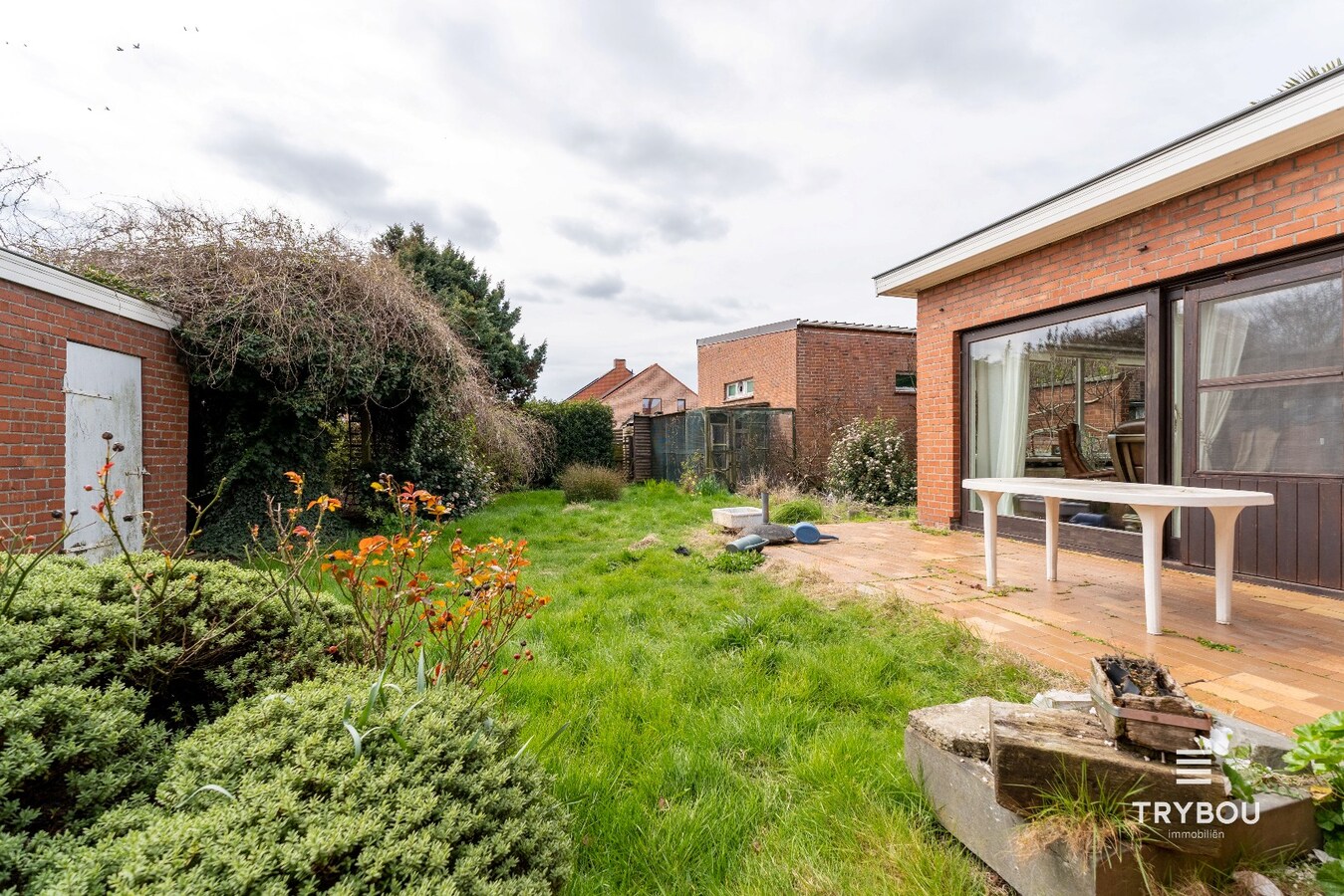 Ruime woning met winkelruimte, loods (optioneel) en garage 