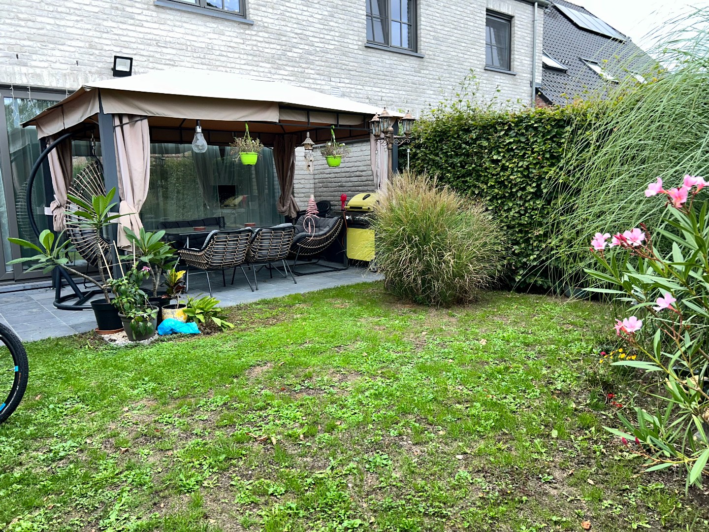 Recente en degelijke gezinswoning met stadstuintje en uitweg achteraan 