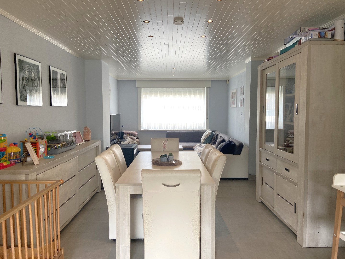 Instapklare en gerenoveerde gezinswoning op goeie centrale ligging! 