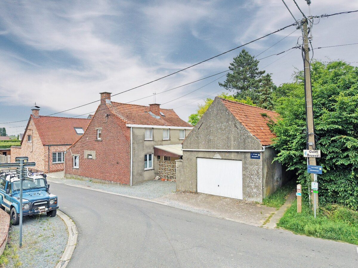 Te renoveren/te slopen woning op 16 are gelegen te Elene 