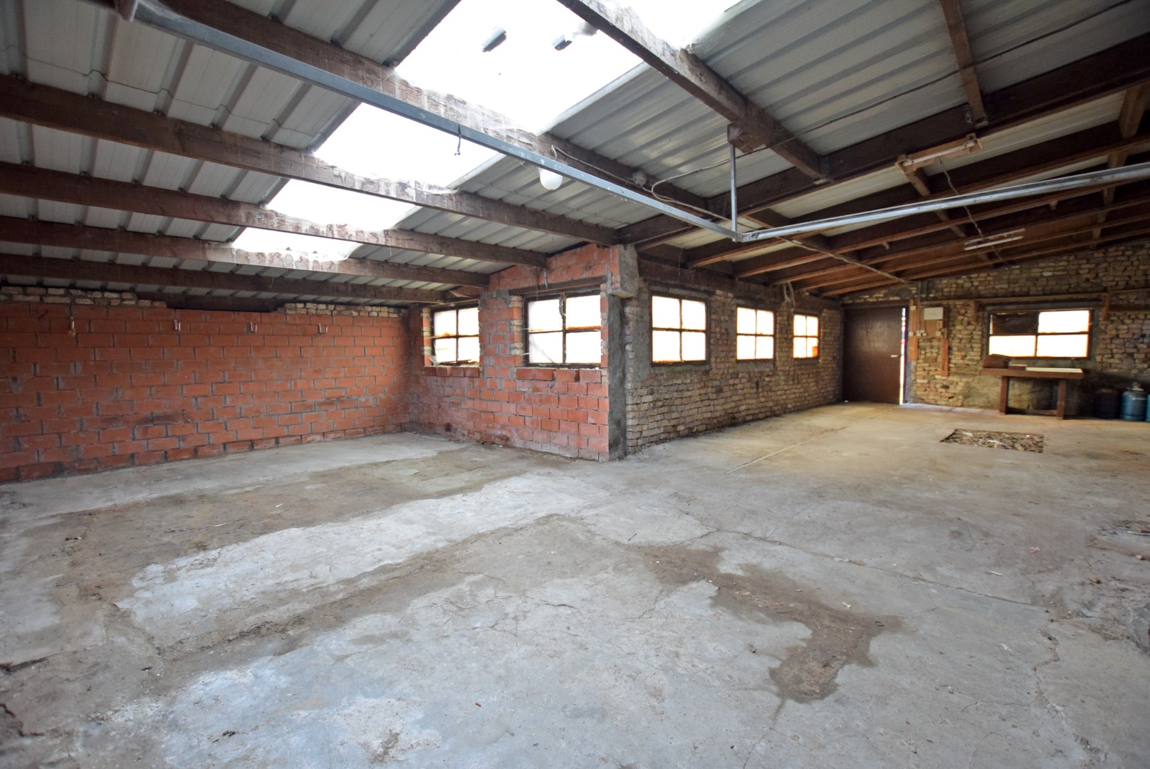 Gezellige woning te koop in Hoogstade met zongerichte tuin en zijtoegang. 