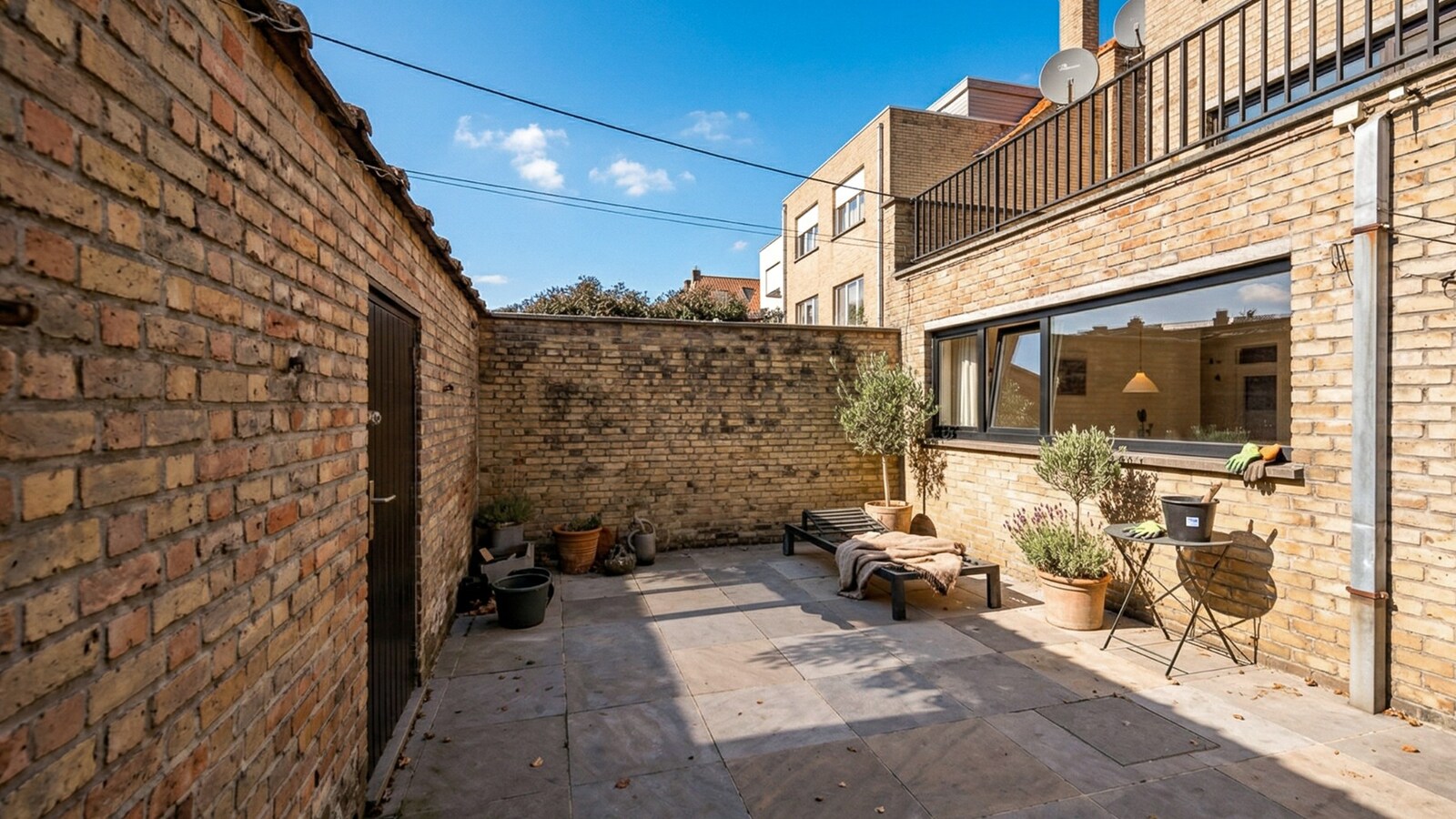 Ruime bel-etagewoning met garage en zonnepanelen in hartje Heist. 