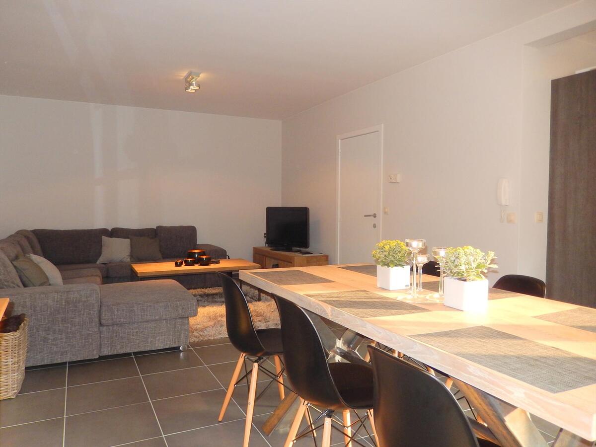 Instapklaar volledig vernieuwd appartement in centrum Varsenare met garage 