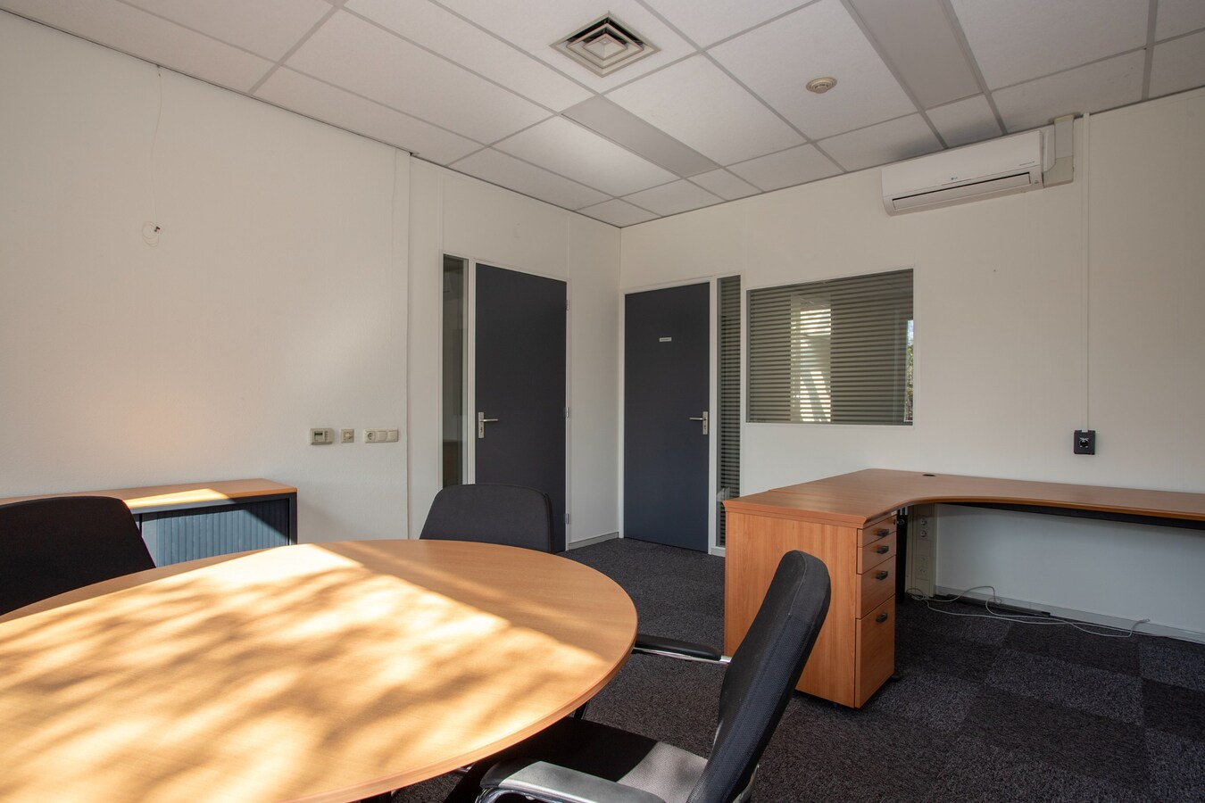 Vrijstaande representatieve kantoorruimte van circa 342 m2 met ruim voldoende parkeergelegenheid. (circa 20 plaatsen) 