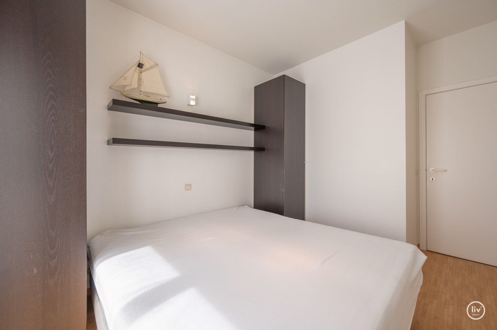 Ruim (98 m2) appartement met 2 slaapkamers op een topligging in de Dumortierlaan te Knokke. 