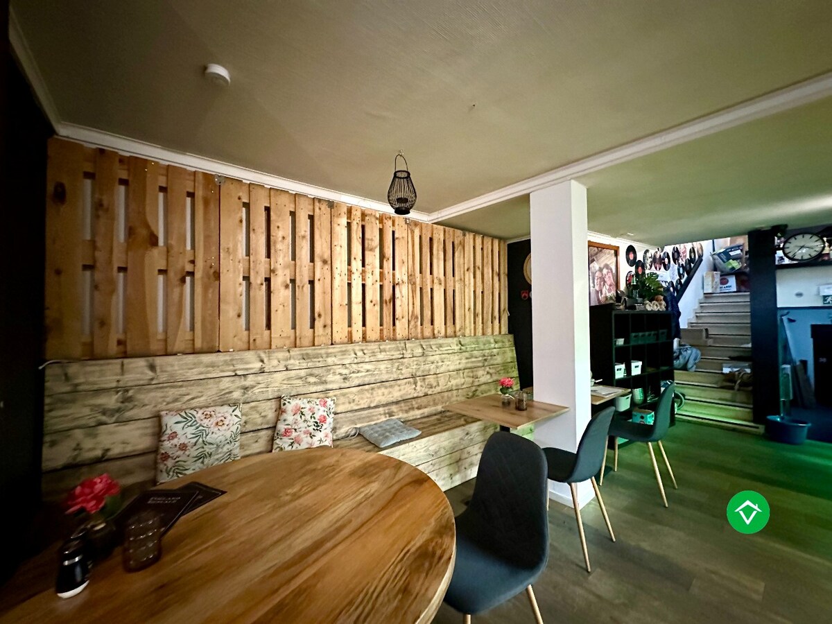 Café “Foelard” - centraal gelegen handelszaak op de Markt van Torhout 