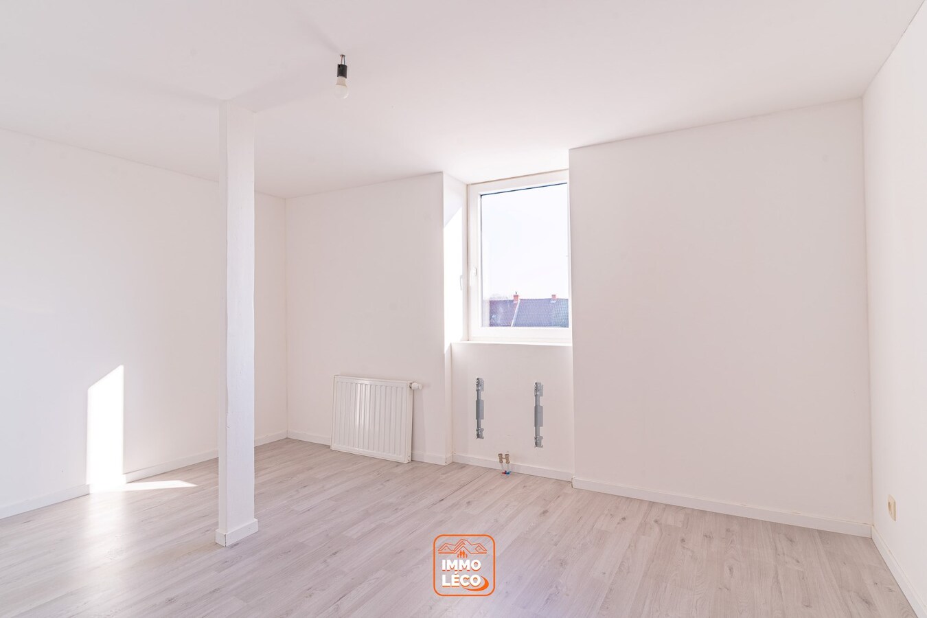 Maison entièrement rénovée tout récemment avec 3 chambres et terrasse! 