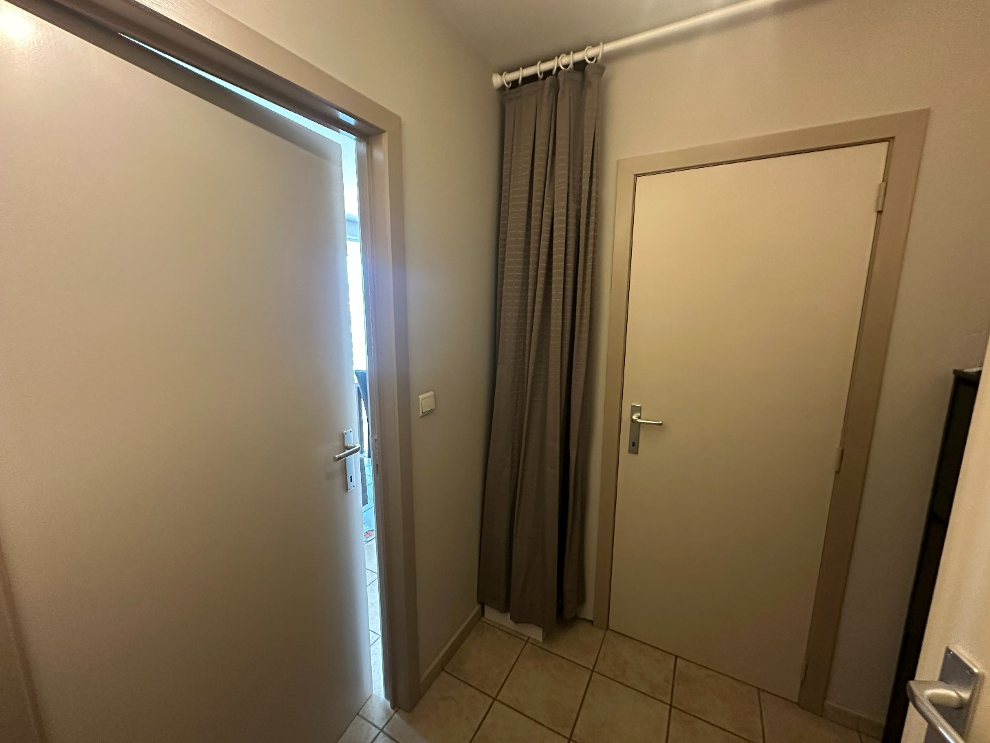 Ruim appartement met 3 slpk, terrasje en autostaanplaats, Eernegem. 