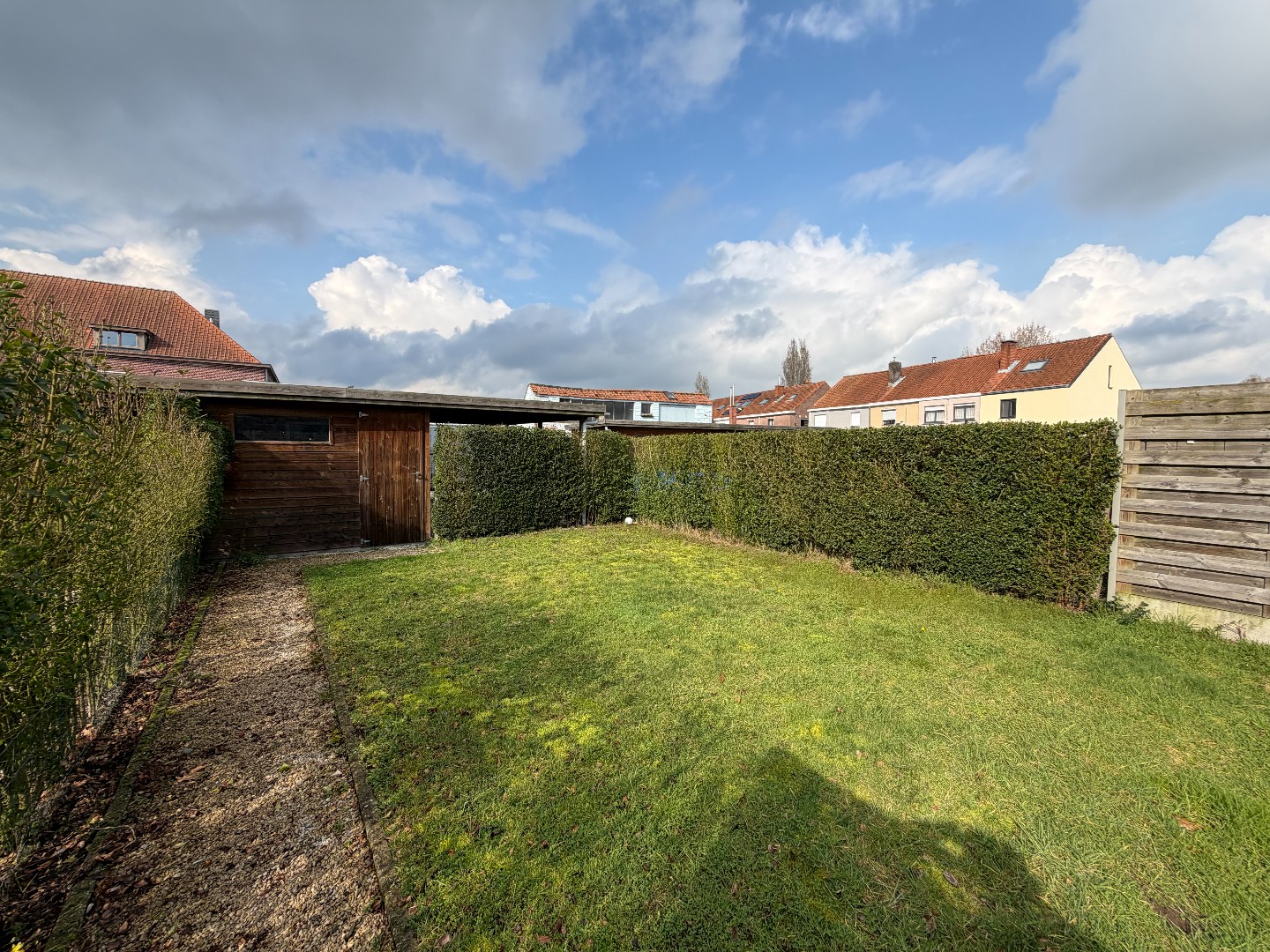 Rustig gelegen rijwoning met 3 slaapkamers, garage en zonnepanelen – Herdersstraat 33, Zulte 