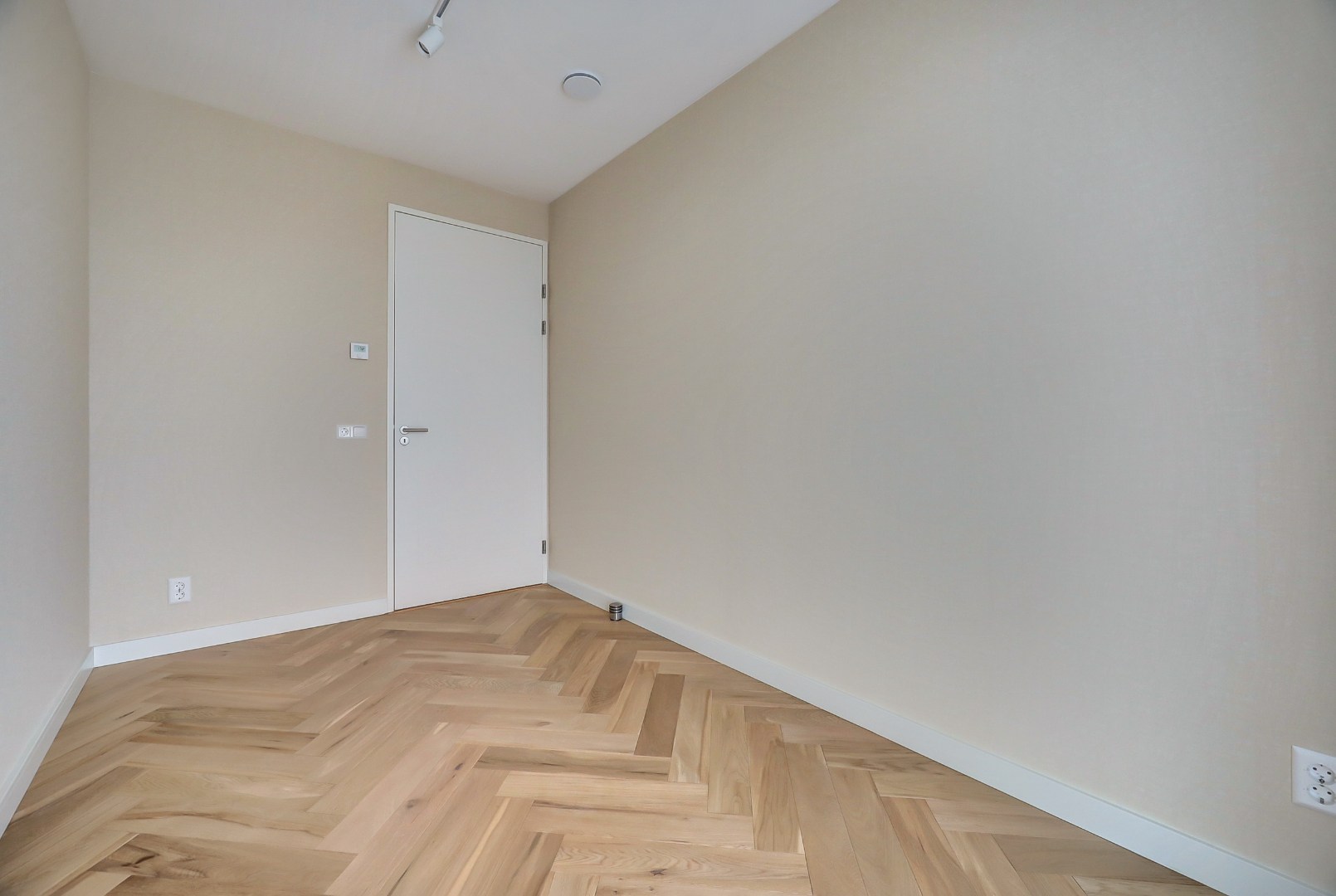 Nieuw en instapklaar 3-kamer appartement op de zevende verdieping met luxe keuken en badkamer, riant uitzicht over de omgeving en naar het centrum van Rotterdam. 