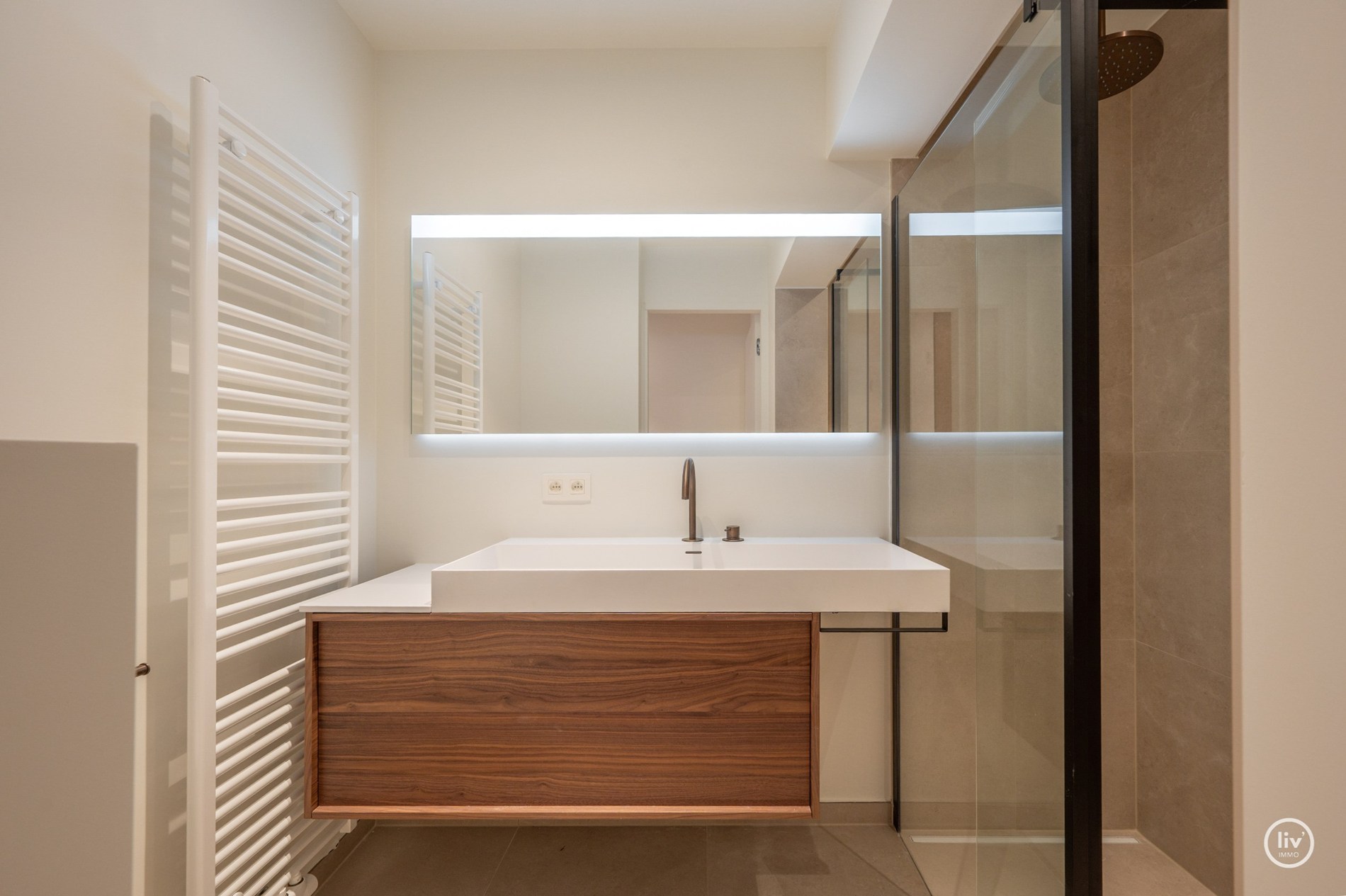 Résidence Akropolis : appartement rénové (largeur de façade d'environ 7 m) à vendre situé dans l'avenue Zoutelaan à Knokke, dans un bâtiment entièrement rénové tant à l'intérieur qu'à l'extérieur. 