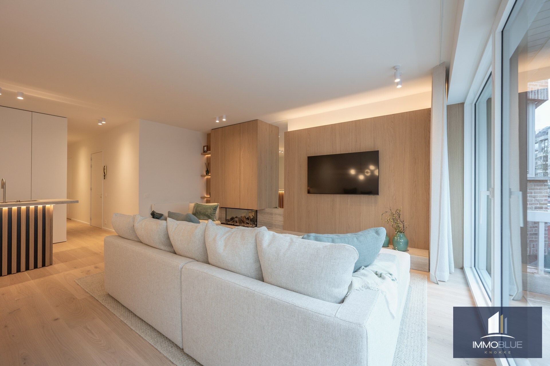 Appartement lumineux, entièrement rénové, avec trois chambres et une largeur de façade d’environ 5,5 mètres, idéalement situé à proximité de l’avenue Dumortier. 