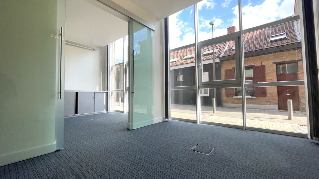 Commercieel gelijkvloers kantoor te huur nabij Singel te Berchem