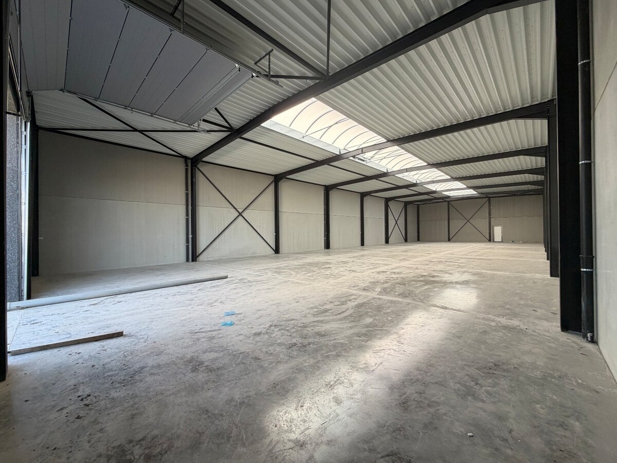 Nieuwbouw-loods in industrieterrein Gavere. 